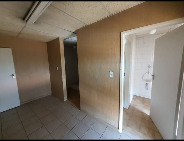 240M² WAREHOUSE TO LET IN DRIEHOEK